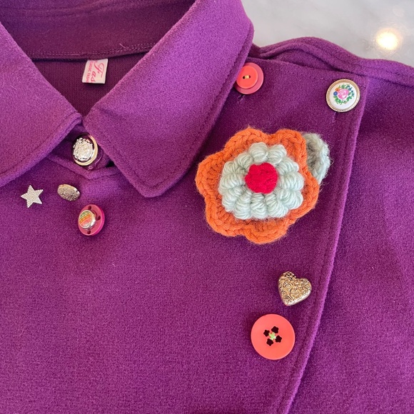 Introducing a piece of unique, wearable art: a 3D handmade crochet flower brooch - Picture 6 of 6